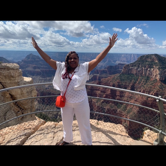 Meet your Posher, Rhonda 💜💜💜 OFFERS WELCOMED 🦄 - Picture 2 of 3